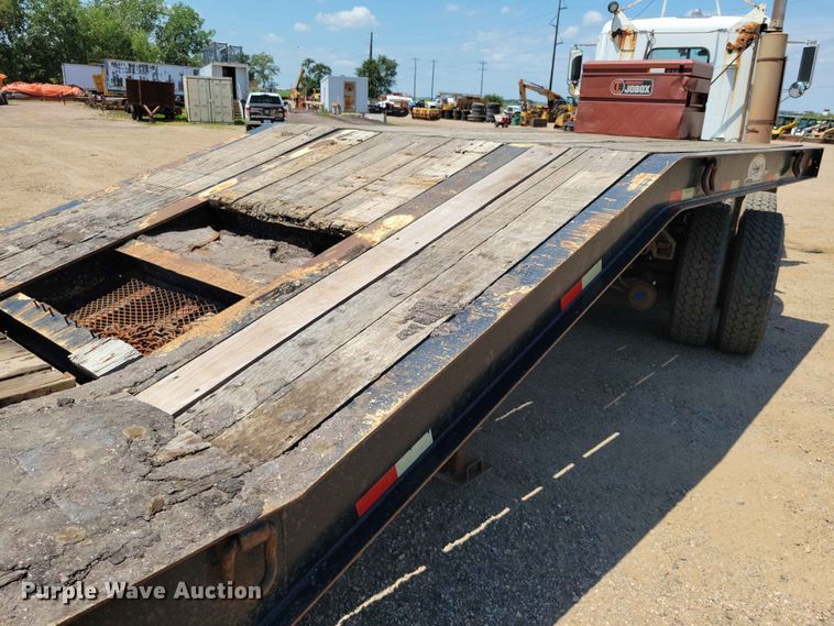 image for item EE1171 2010 Etnyre equipment trailer