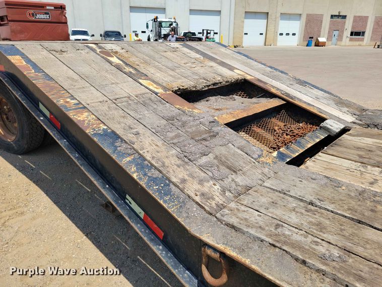 image for item EE1171 2010 Etnyre equipment trailer