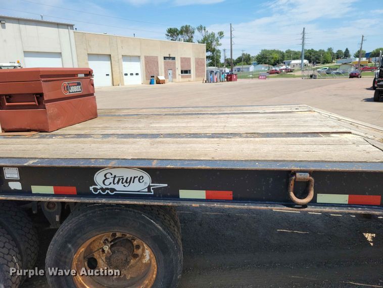 image for item EE1171 2010 Etnyre equipment trailer