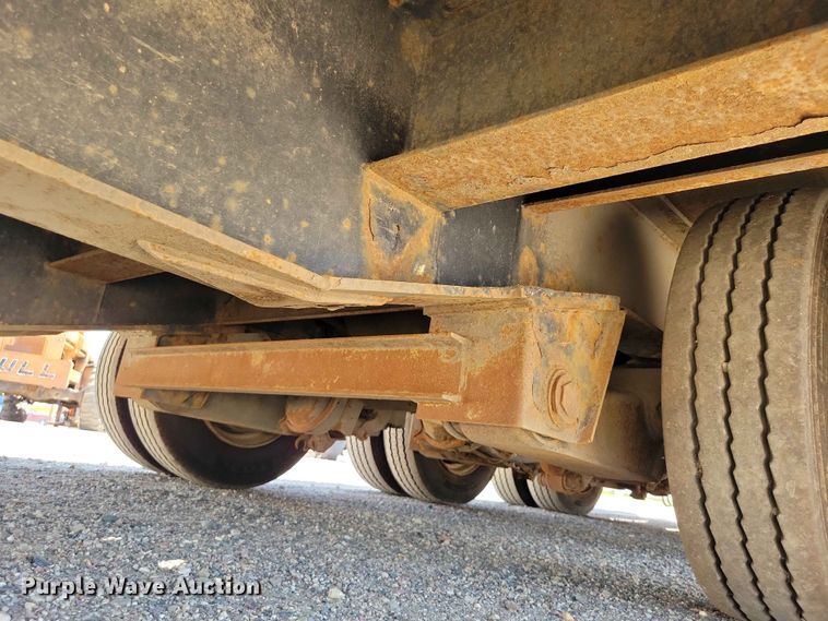 image for item EE1171 2010 Etnyre equipment trailer