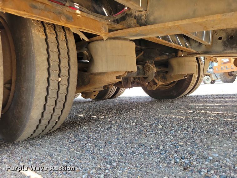 image for item EE1171 2010 Etnyre equipment trailer