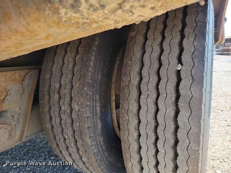 image for item EE1171 2010 Etnyre equipment trailer