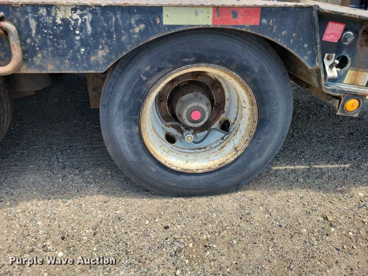 image for item EE1171 2010 Etnyre equipment trailer