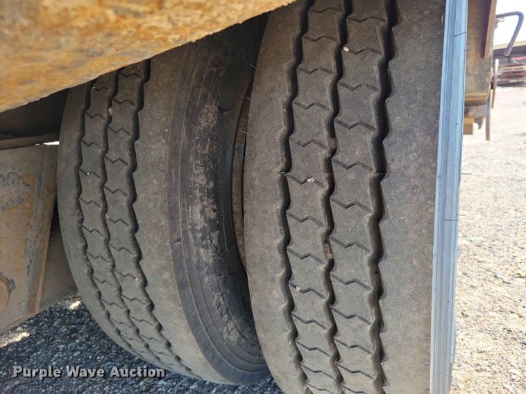 image for item EE1171 2010 Etnyre equipment trailer