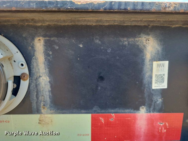 image for item EE1171 2010 Etnyre equipment trailer