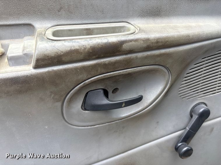 image for item EF1260 2003 Ford E350 van