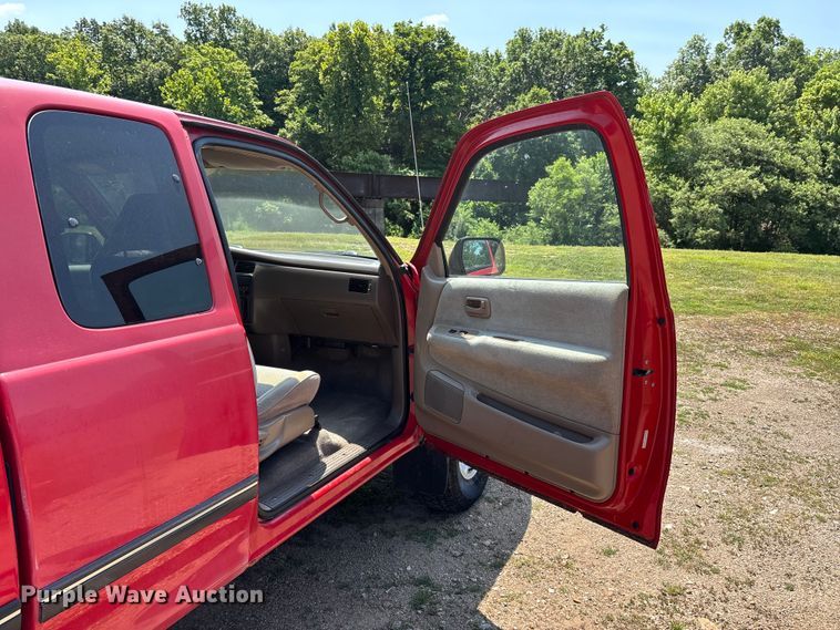 image for item EJ7802 1998 Toyota T100 Ext. Cab pickup truck