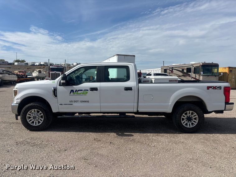 image for item EL2603 2019 Ford F350 Super Duty Crew Cab pickup truck