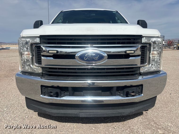 image for item EL2603 2019 Ford F350 Super Duty Crew Cab pickup truck