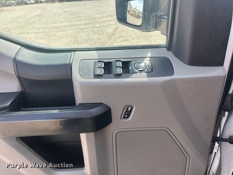 image for item EL2603 2019 Ford F350 Super Duty Crew Cab pickup truck