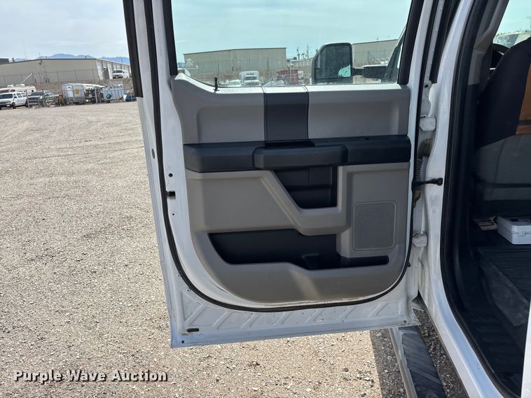 image for item EL2603 2019 Ford F350 Super Duty Crew Cab pickup truck