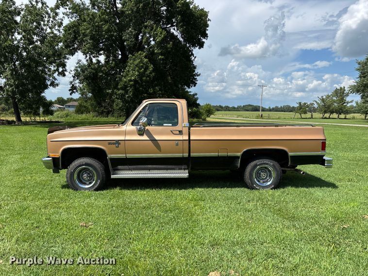 image for item EO4404 1986 Chevrolet Silverado K10 pickup truck