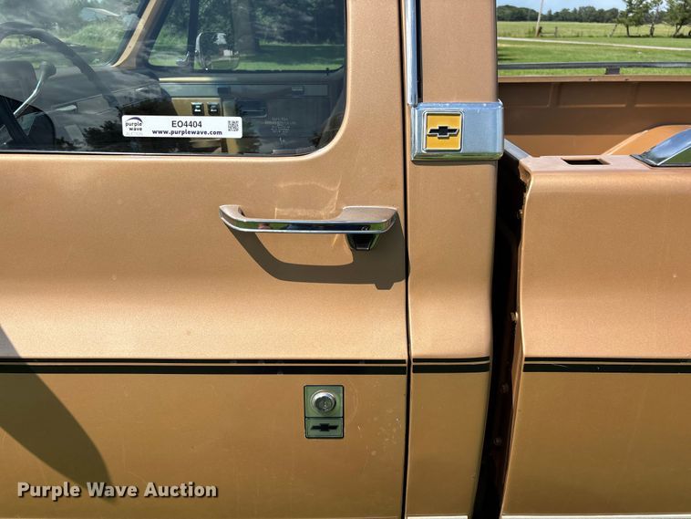 image for item EO4404 1986 Chevrolet Silverado K10 pickup truck
