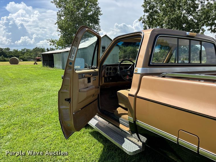image for item EO4404 1986 Chevrolet Silverado K10 pickup truck