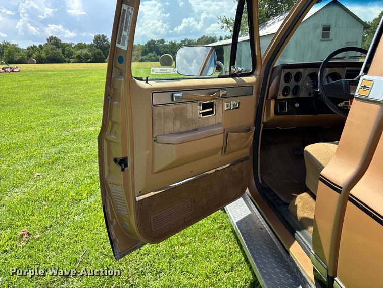 image for item EO4404 1986 Chevrolet Silverado K10 pickup truck