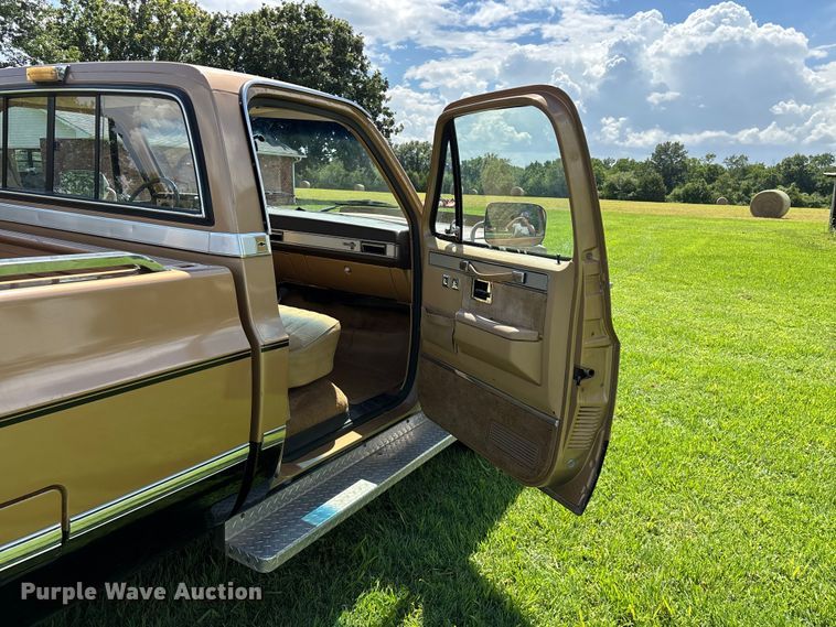 image for item EO4404 1986 Chevrolet Silverado K10 pickup truck