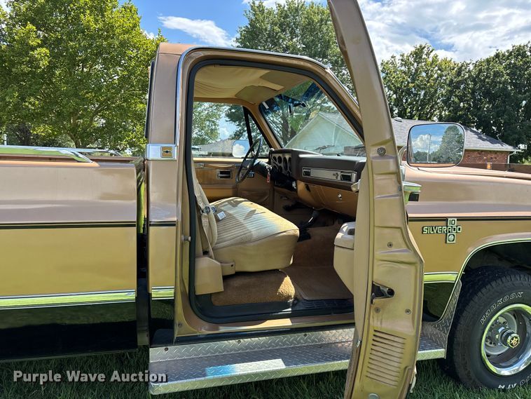 image for item EO4404 1986 Chevrolet Silverado K10 pickup truck