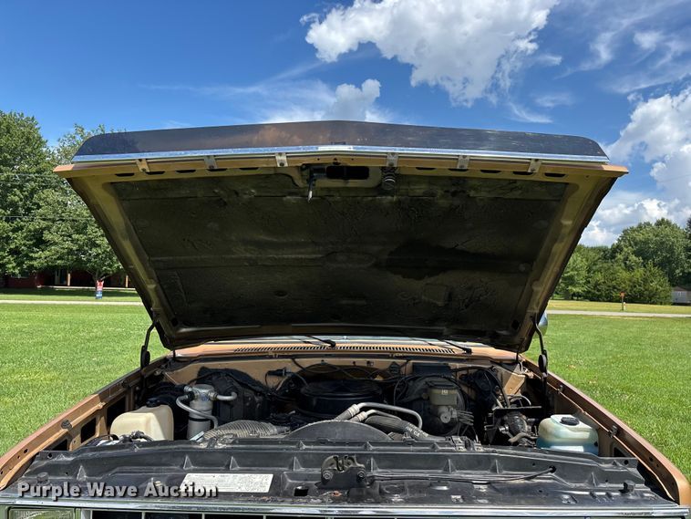 image for item EO4404 1986 Chevrolet Silverado K10 pickup truck
