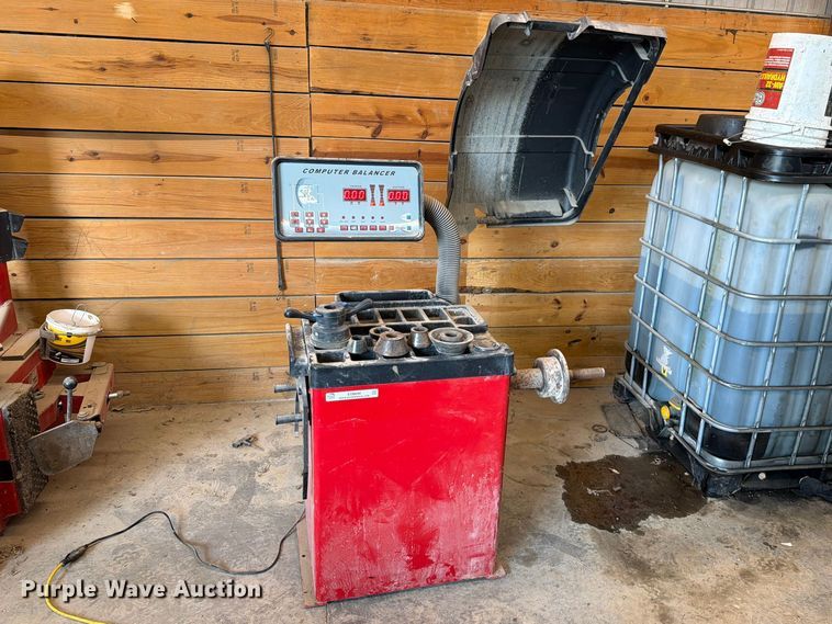 image for item EO8690 Tuxedo WB-953 wheel balancer