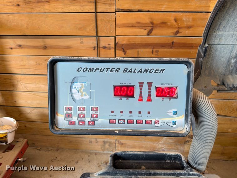 image for item EO8690 Tuxedo WB-953 wheel balancer