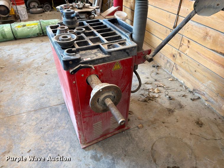 image for item EO8690 Tuxedo WB-953 wheel balancer