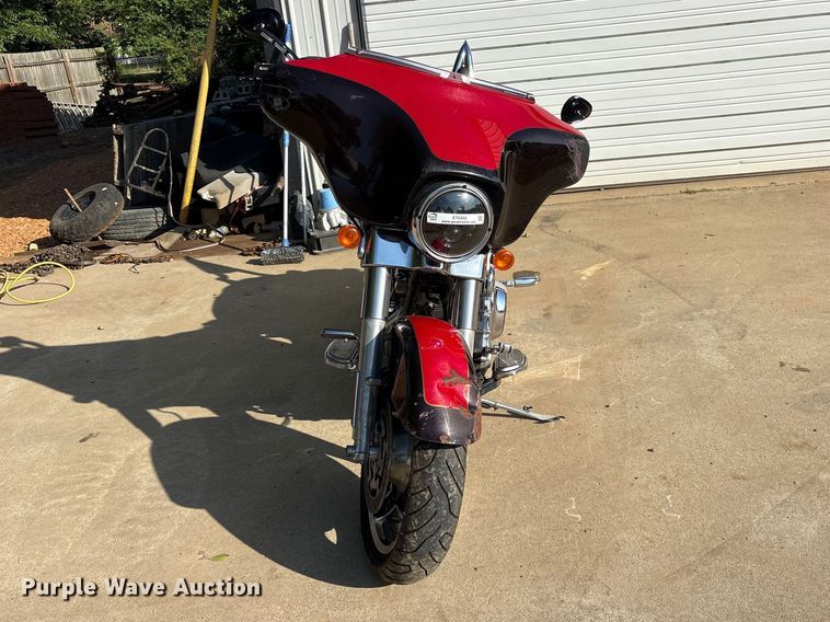 image for item ET0402 2010 Harley Davidson Street Glide motorcycle