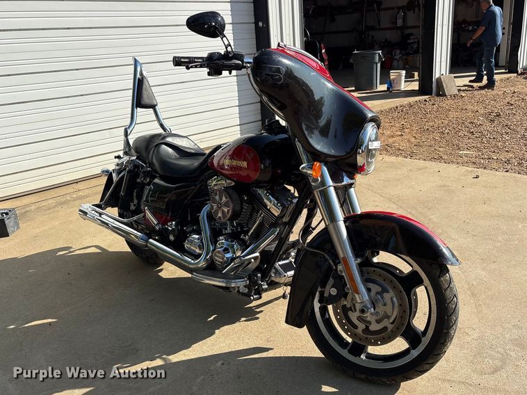 image for item ET0402 2010 Harley Davidson Street Glide motorcycle