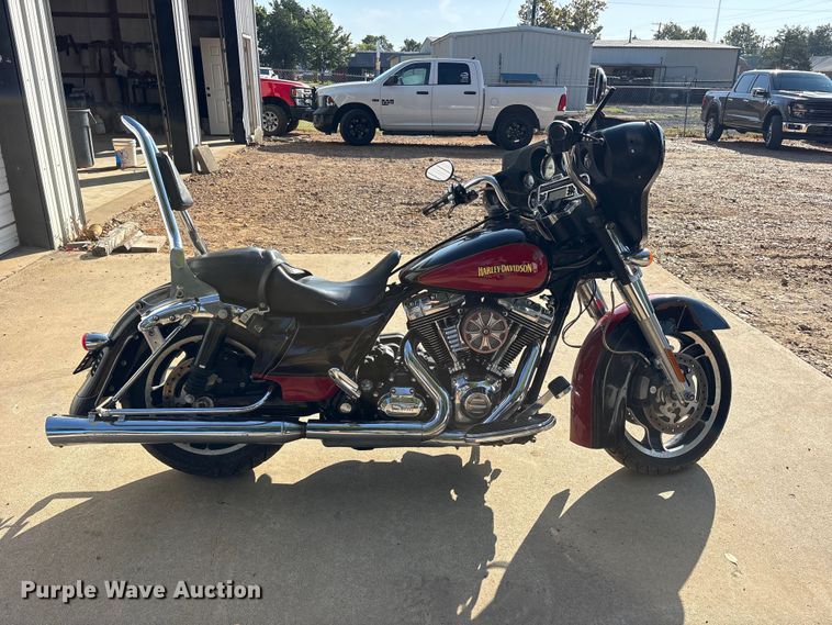 image for item ET0402 2010 Harley Davidson Street Glide motorcycle