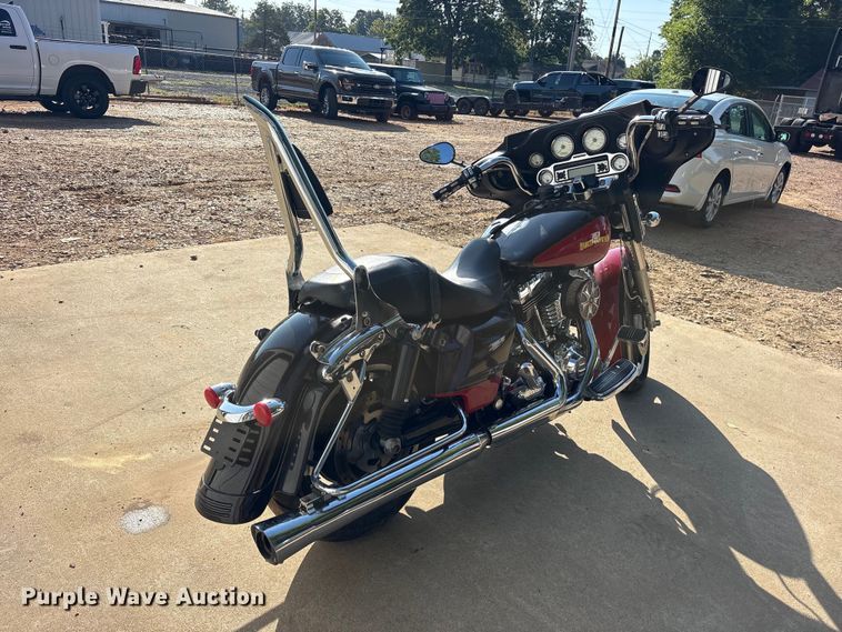 image for item ET0402 2010 Harley Davidson Street Glide motorcycle
