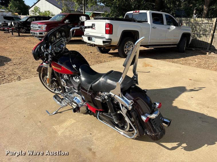 image for item ET0402 2010 Harley Davidson Street Glide motorcycle