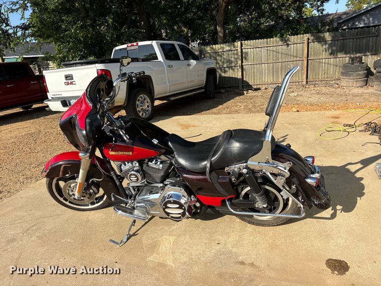 image for item ET0402 2010 Harley Davidson Street Glide motorcycle