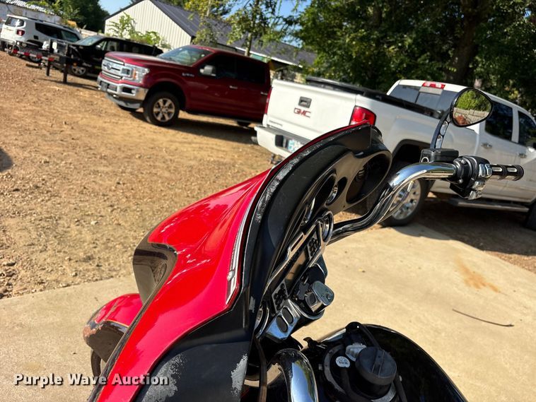 image for item ET0402 2010 Harley Davidson Street Glide motorcycle