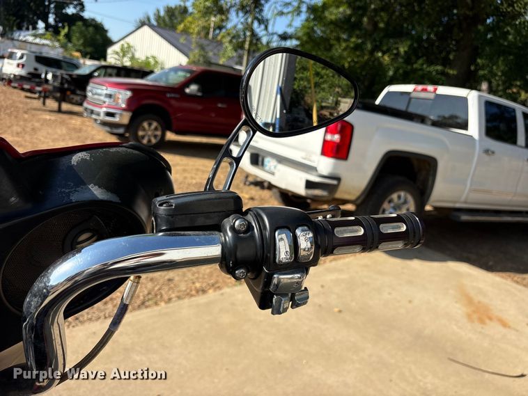 image for item ET0402 2010 Harley Davidson Street Glide motorcycle