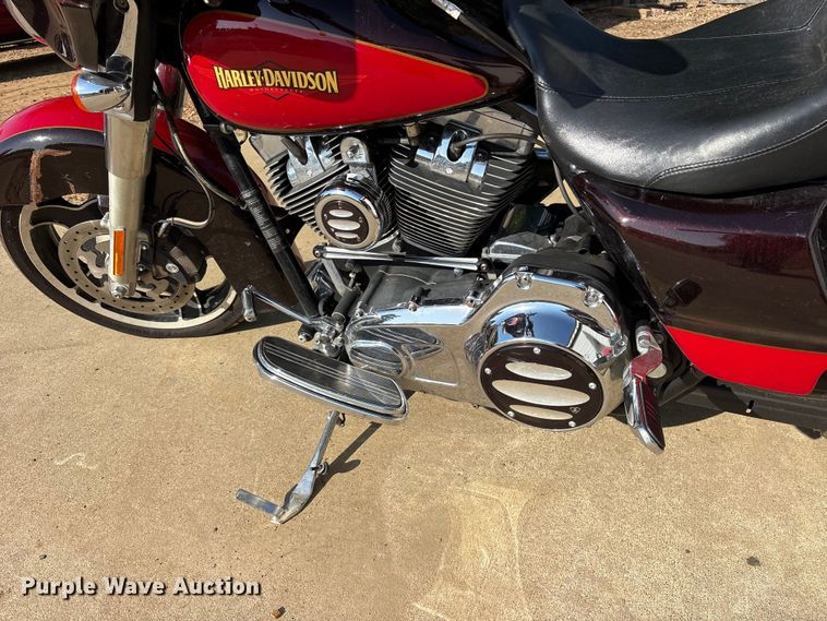 image for item ET0402 2010 Harley Davidson Street Glide motorcycle