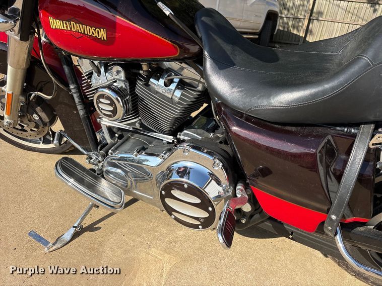 image for item ET0402 2010 Harley Davidson Street Glide motorcycle
