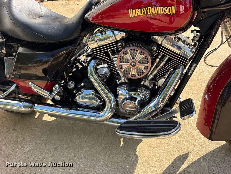 image for item ET0402 2010 Harley Davidson Street Glide motorcycle
