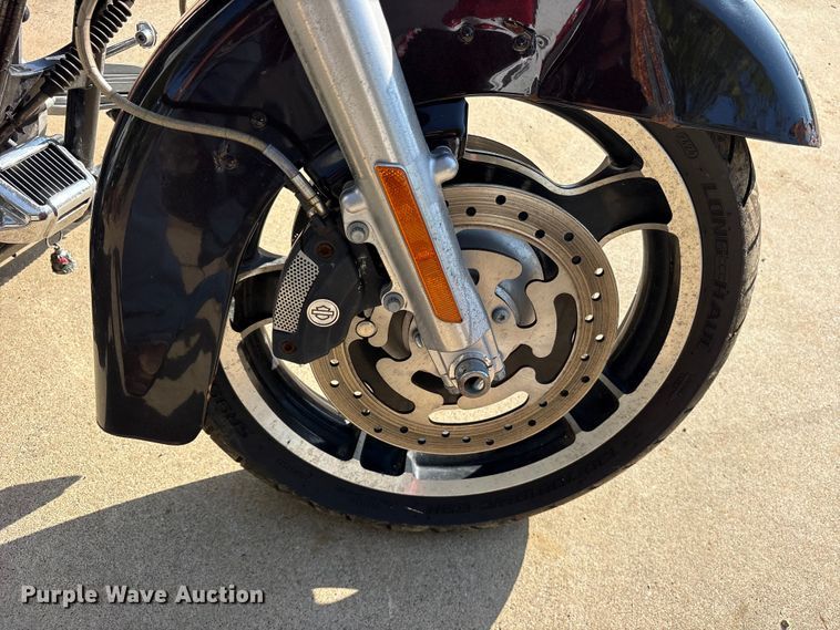 image for item ET0402 2010 Harley Davidson Street Glide motorcycle