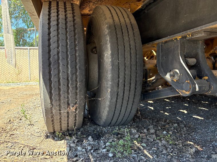 image for item ET0535 1998 Trail King Industries equipment trailer