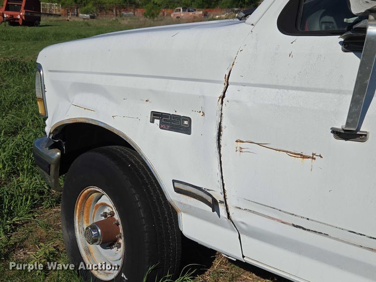 image for item ET5096 1993 Ford F250 pickup truck