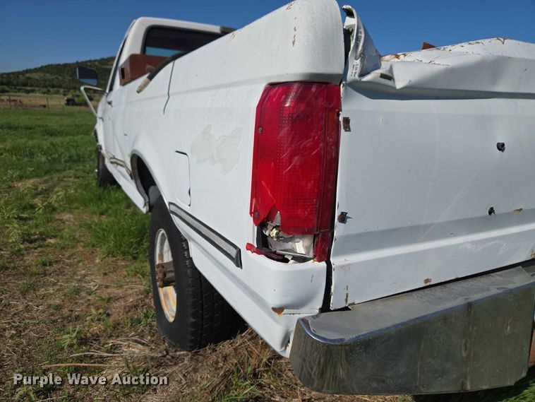 image for item ET5096 1993 Ford F250 pickup truck