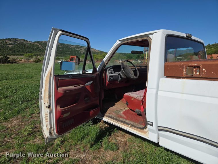 image for item ET5096 1993 Ford F250 pickup truck