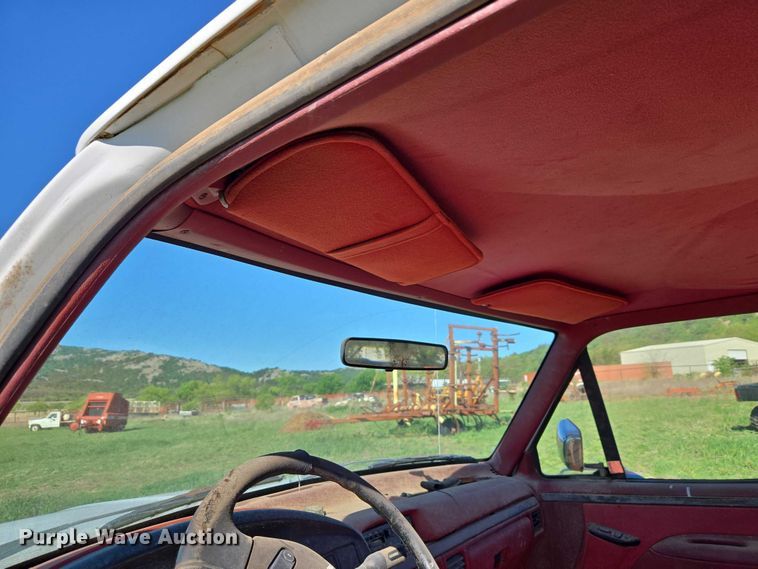 image for item ET5096 1993 Ford F250 pickup truck