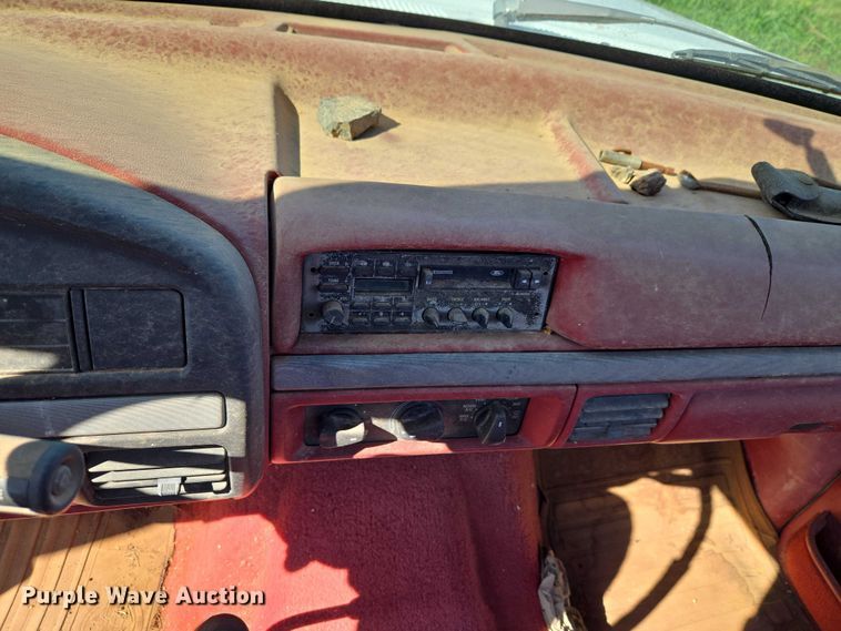 image for item ET5096 1993 Ford F250 pickup truck
