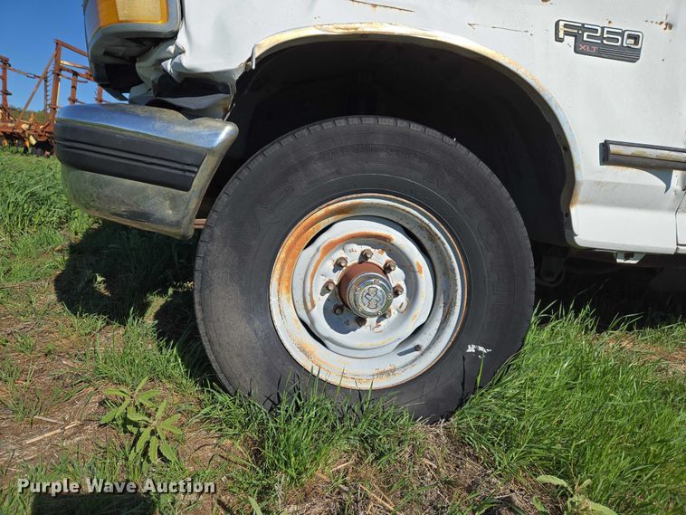 image for item ET5096 1993 Ford F250 pickup truck
