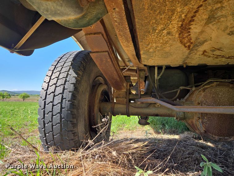 image for item ET5096 1993 Ford F250 pickup truck