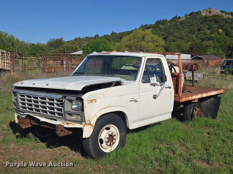 1980 Ford F350 flatbed pickup truck