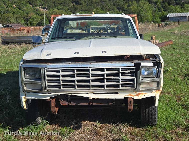 image for item ET5098 1980 Ford F350 flatbed pickup truck
