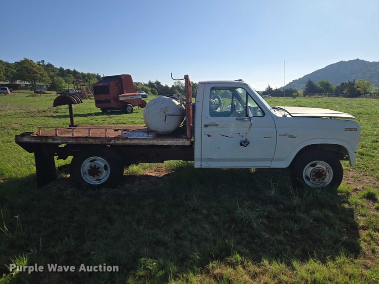 image for item ET5098 1980 Ford F350 flatbed pickup truck