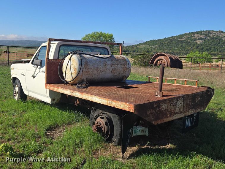 image for item ET5098 1980 Ford F350 flatbed pickup truck