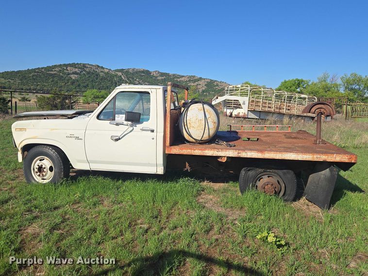 image for item ET5098 1980 Ford F350 flatbed pickup truck